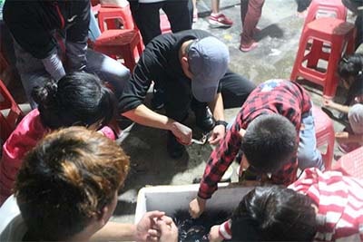 海藍機電員工處理食物 海藍機電員工處理食物